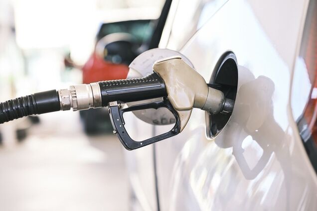 На АЗС украинцам начали заливать бензин по новым ценам