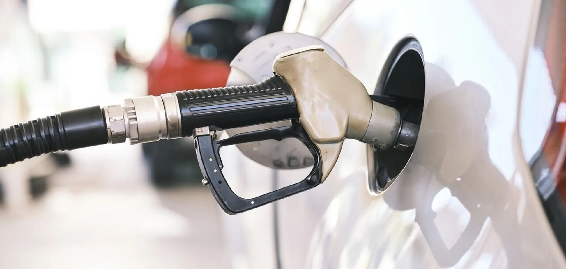 На АЗС українцям почали заливати бензин за новими цінами