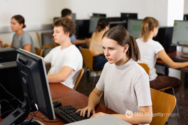 Українські школярі отримали запрошення на НМТ-2024: чому категорично не можна розголошувати деталі