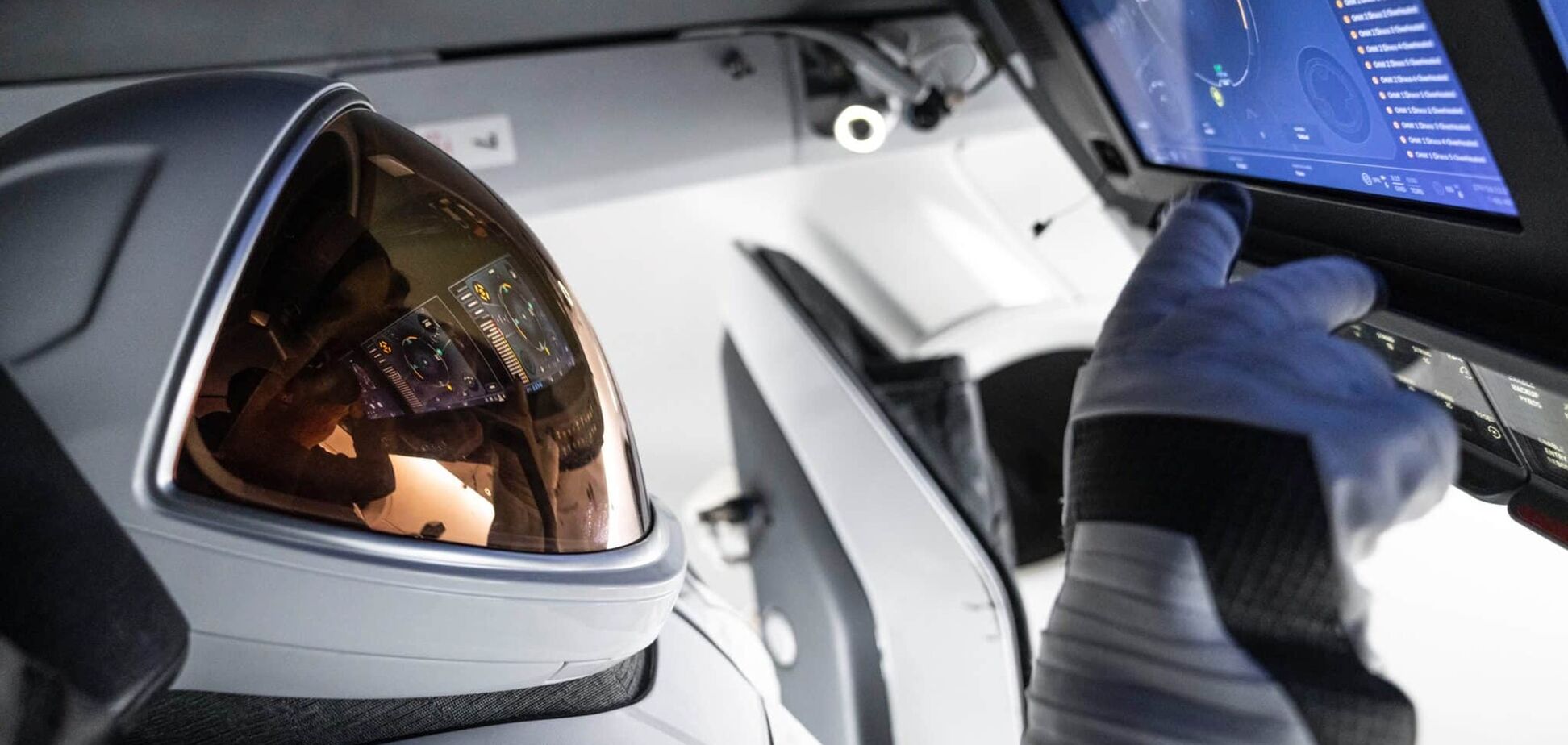 Будущее уже здесь: SpaceX Илона Маска создала скафандр для выхода туристов в открытый космос. Фото и видео