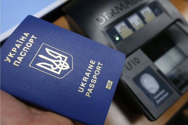 Українцям продовжать видавати паспорти за кордоном