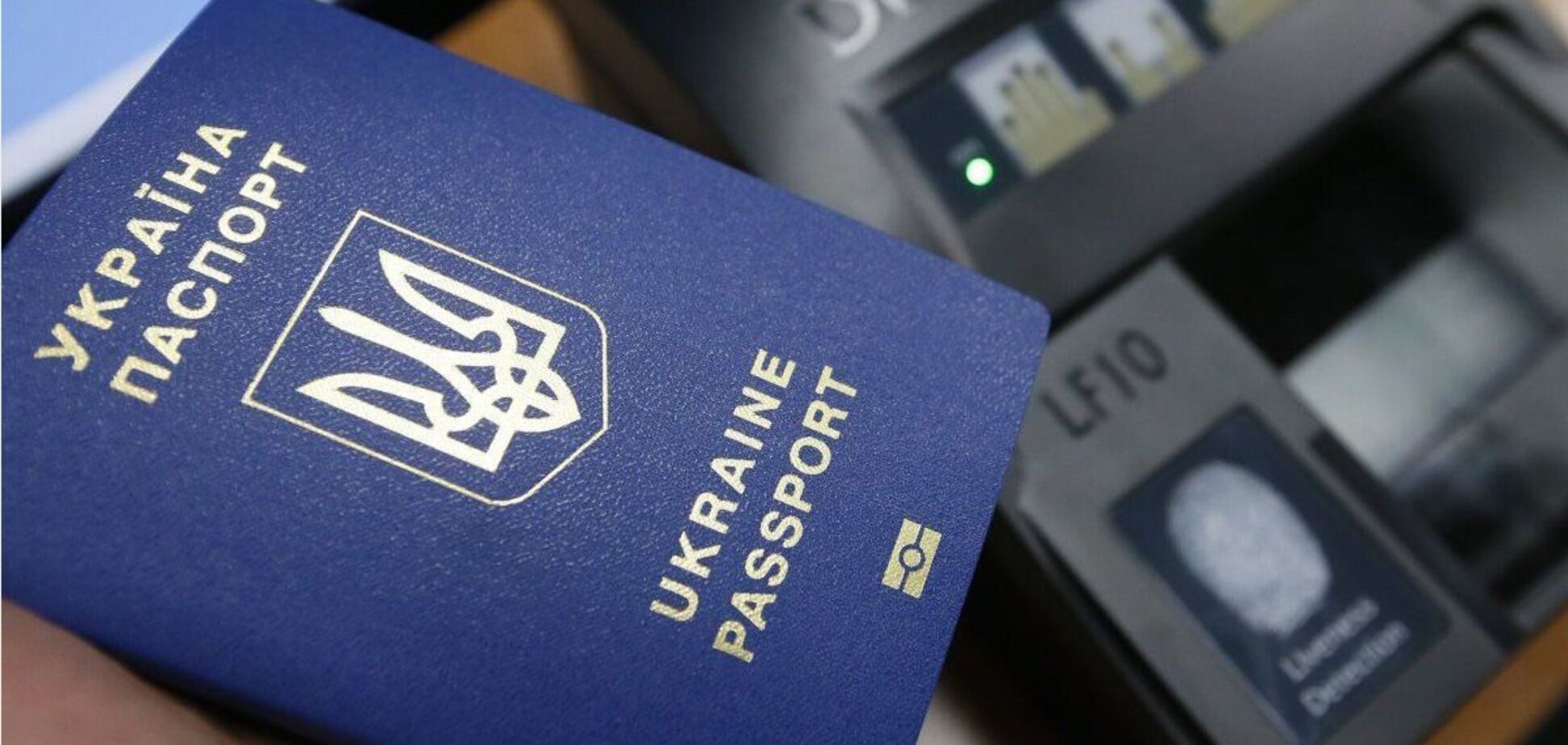 Українцям продовжать видавати паспорти за кордоном
