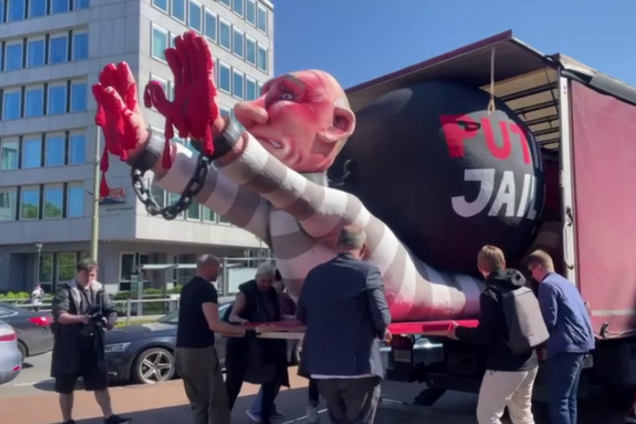 'Тюрьма, а не Кремль': в Гааге в день 'инаугурации' Путина устроили акцию с призывом наказать диктатора. Видео