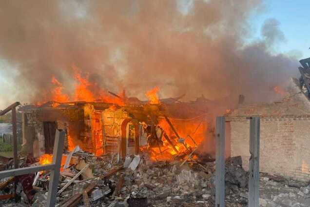 На Київщині внаслідок ворожої атаки загорівся обʼєкт цивільної інфраструктури: є постраждалі