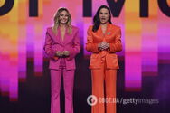 Ведущие Евровидение 2024 года выбрали штанные костюмы в цветах сцены. Фото