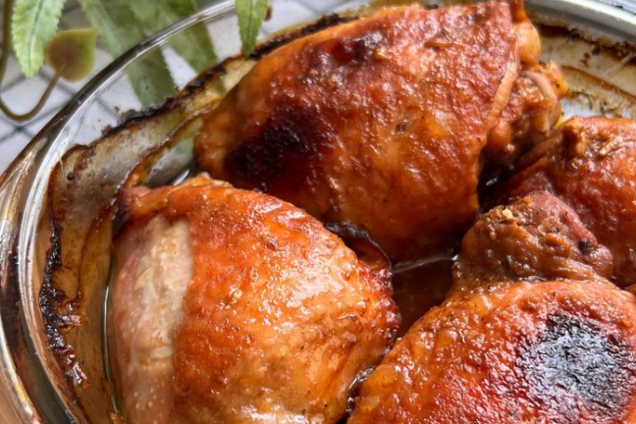 Найсоковитіші курячі стегна в духовці: з чим запекти м'ясо