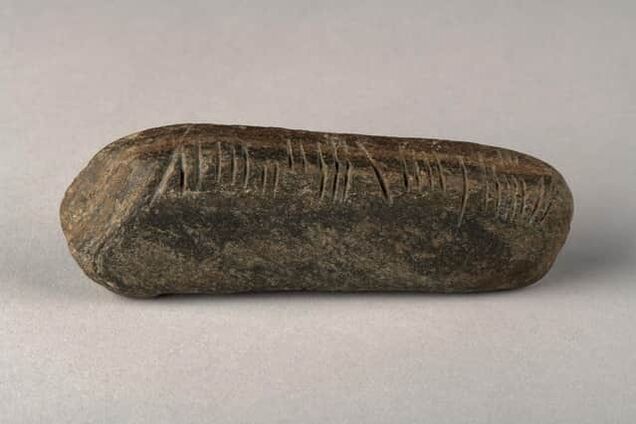 Привіт з IV століття. Вчитель географії знайшов у своєму саду камінь із загадковими позначками