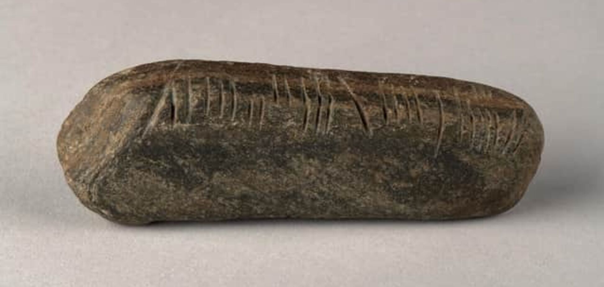 Привіт з IV століття. Вчитель географії знайшов у своєму саду камінь із загадковими позначками