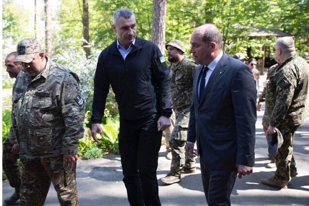 Кличко и мэр Брюсселя посетили бойцов ВСУ