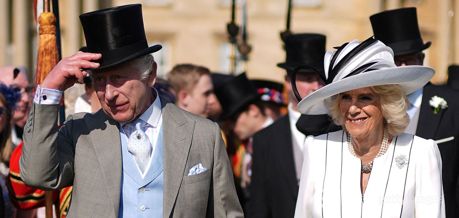 Спирався на парасольку: король Чарльз III зʼявився на публіці з дружиною, заховавши голову у високому циліндрі. Фото