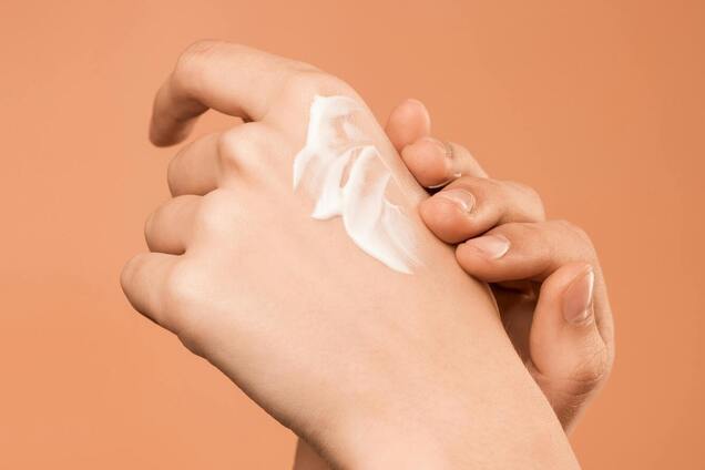 Практичні поради для підтримки зволоженості та еластичності шкіри рук: що варто знати
