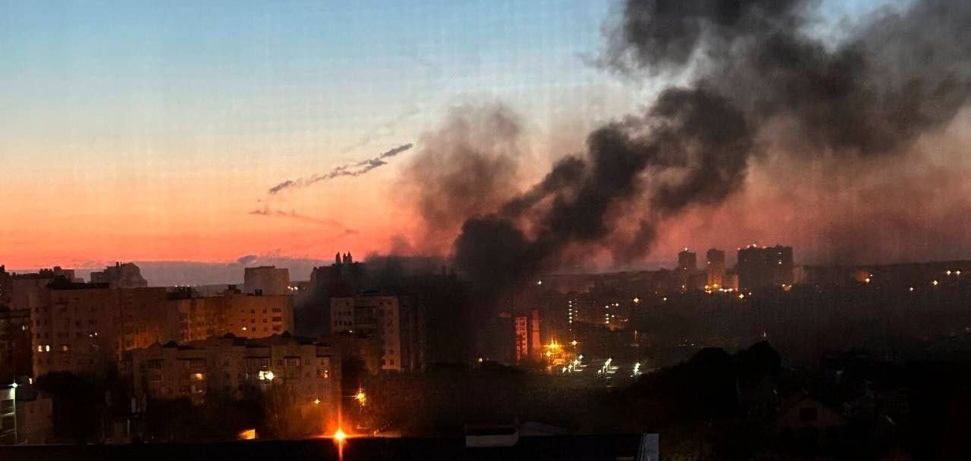 У російському Бєлгороді пролунали вибухи, над містом видніється дим. Фото і відео