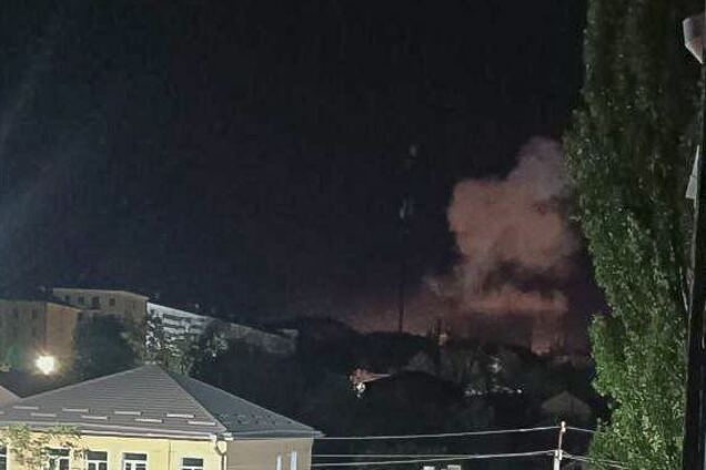 В Мариуполе раздался взрыв: в центре оккупированного города поднялся дым. Фото