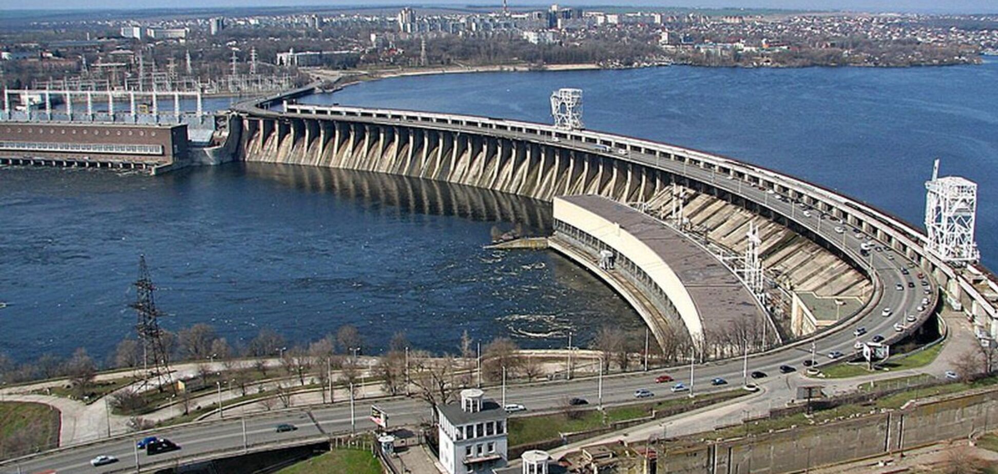 В Запорожье возобновили дорожное движение по плотине ДнепроГЭС после недавней ракетной атаки. Видео