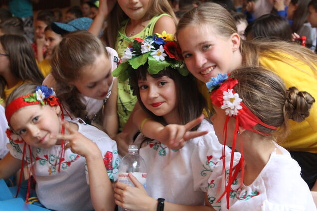 Для постраждалих від війни дітей відкрили реєстрацію на літню зміну 'Блогер Кемп' від Фонду Ріната Ахметова