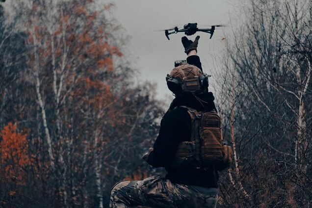 Пограничники сбросами с дрона уничтожили танк РФ на Бахмутском направлении. Видео