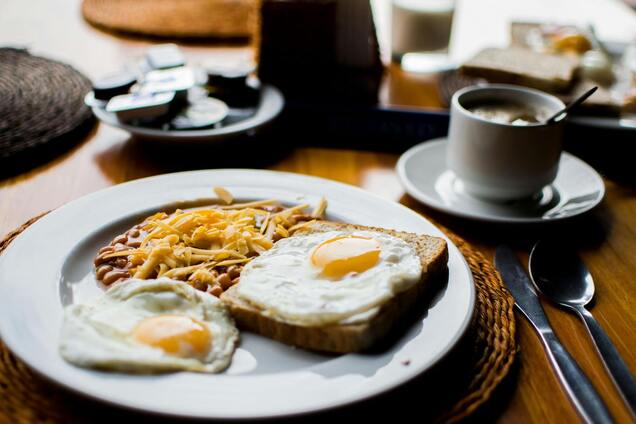 Подаються в великих мережах ресторанів: 10 низькокалорійних варіантів сніданку