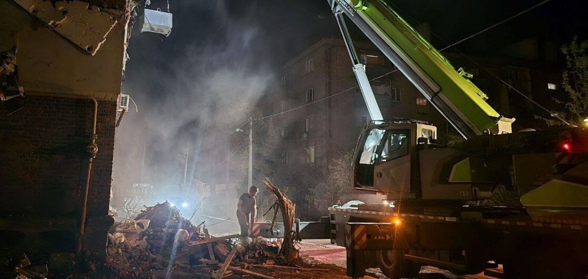 В Харькове количество жертв удара РФ по жилому дому увеличилось до 8 человек. Фото разрушений