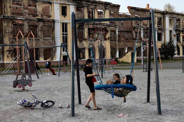 Зеленский: агрессия РФ украла у украинских детей беззаботность и заставила увидеть войну. Фото