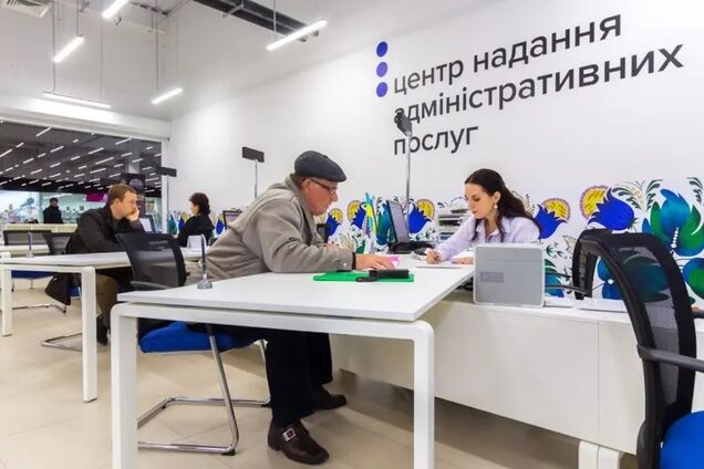 Стало відомо, скільки українців за два тижні оновили свої облікові дані в ЦНАПах