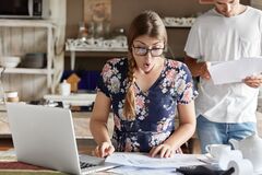 Семья смотрит на коммунальные платежки - иллюстративное фото