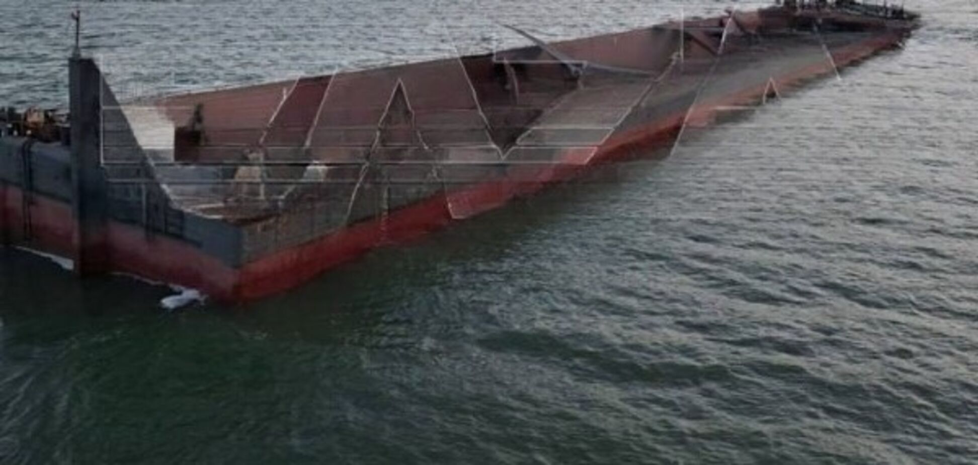Під ударом були буксир і баржа: у Росії поскаржилися на атаку дронів ЗСУ на Таганрозьку затоку. Фото і відео