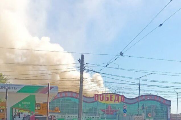 В Самаре вспыхнул мощный пожар на складе, валит дым: россияне жалуются на атаку дронов 'в мирное время'. Видео