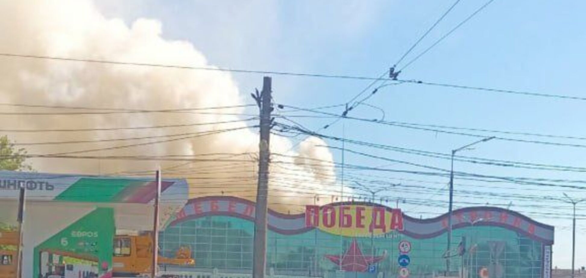 У Самарі спалахнула потужна пожежа на складі, валить дим: росіяни скаржаться на атаку дронів 'у мирний час'. Відео