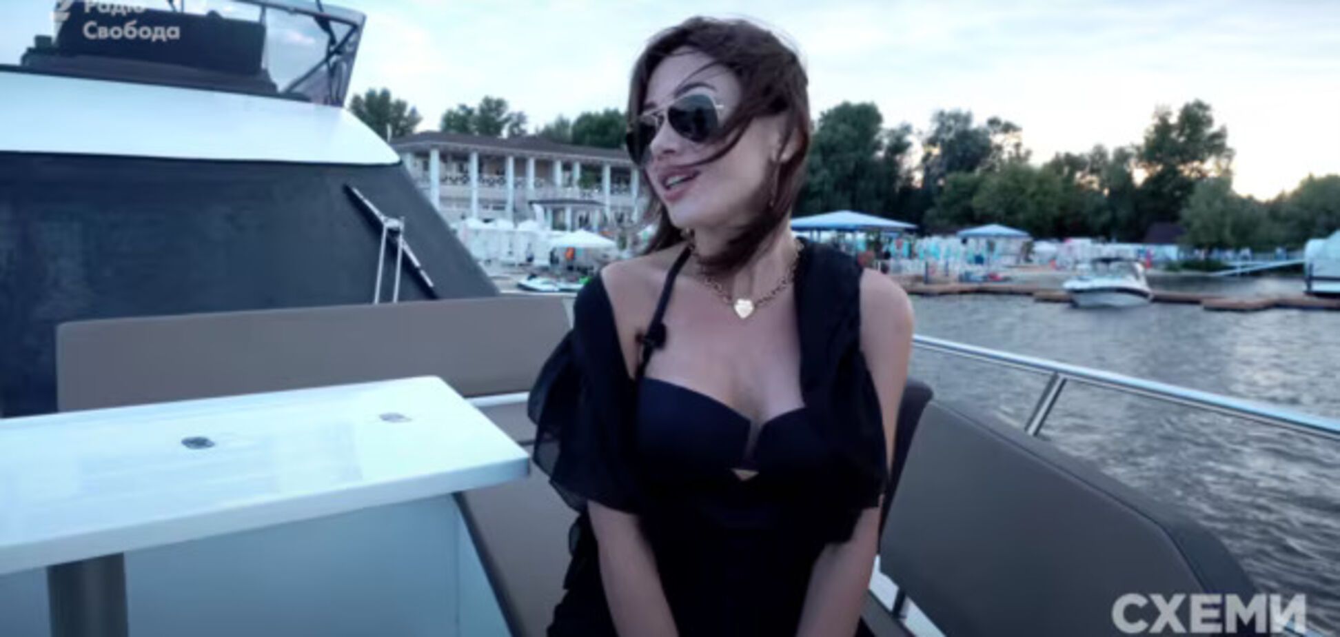 Девушка приобрела авто, коттедж и салон