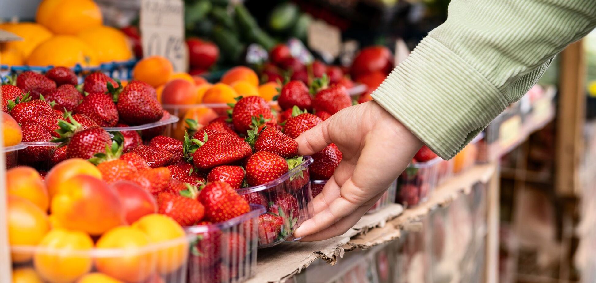 Поласувати полуницею в Україні стало дорожче