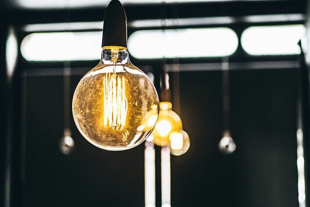 Відключення світла. Палаюча лампа як символ енергопостачання