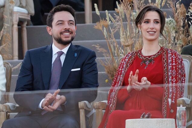 Вагітна принцеса Йорданії Раджва вперше показалася на публіці в новому статусі: сукню робили на замовлення