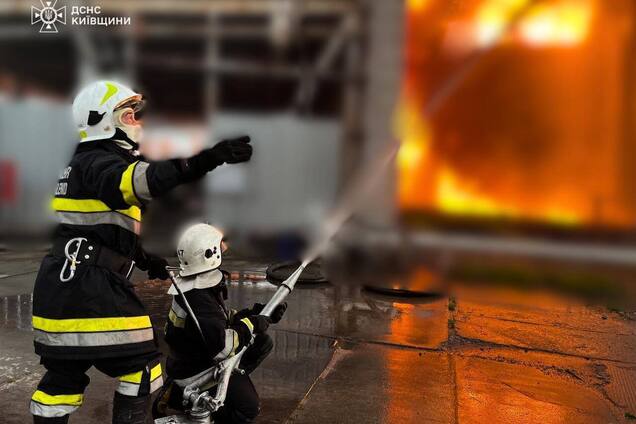 На Київщині внаслідок падіння уламків сталась пожежа на промисловому обʼєкті та складах, є постраждалий