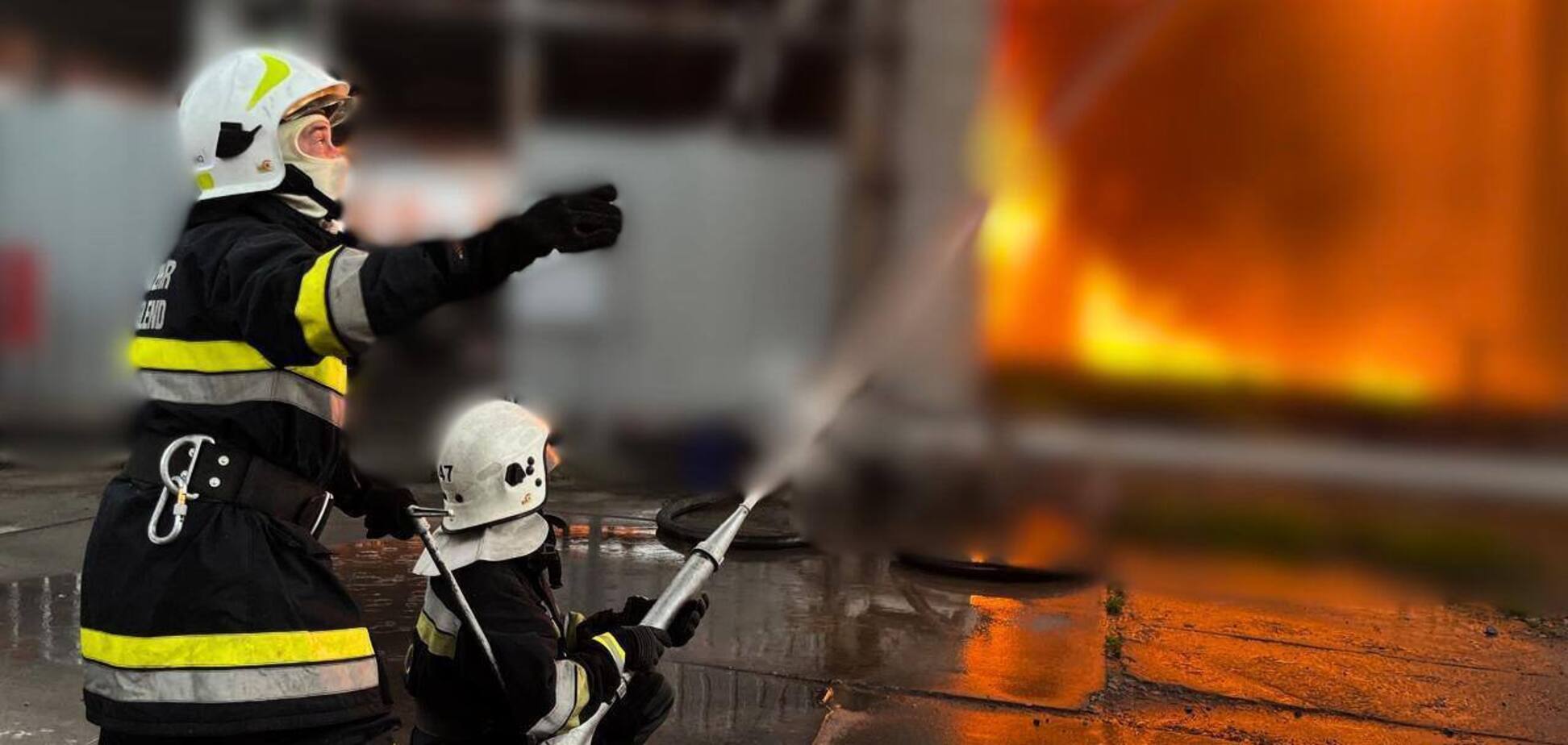 На Київщині внаслідок падіння уламків сталась пожежа на промисловому обʼєкті та складах, є постраждалий