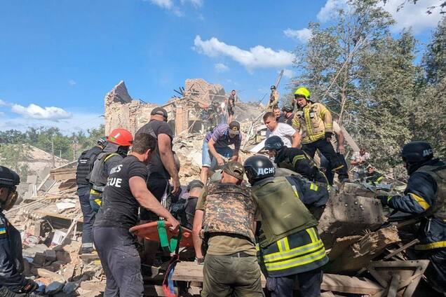 Оккупанты нанесли ракетный удар по Кривому Рогу: погибли 9 человек, более 20 раненых. Фото, видео и все детали