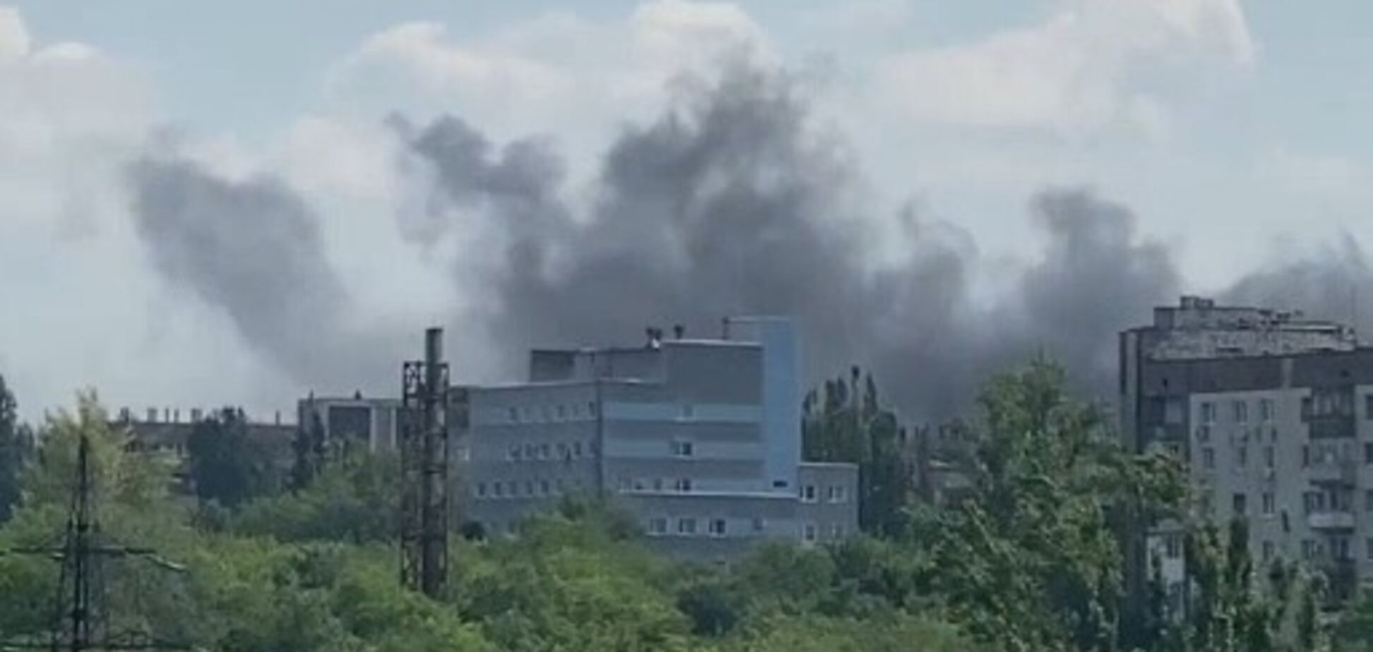 В окупованому Донецьку прогриміли вибухи, піднявся дим. Фото