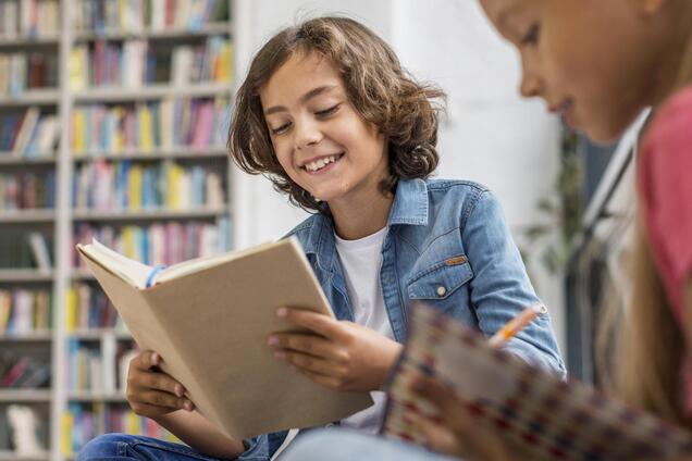 Что школьникам прочесть на летних каникулах: подборка 5 книг, которые увлекут детей