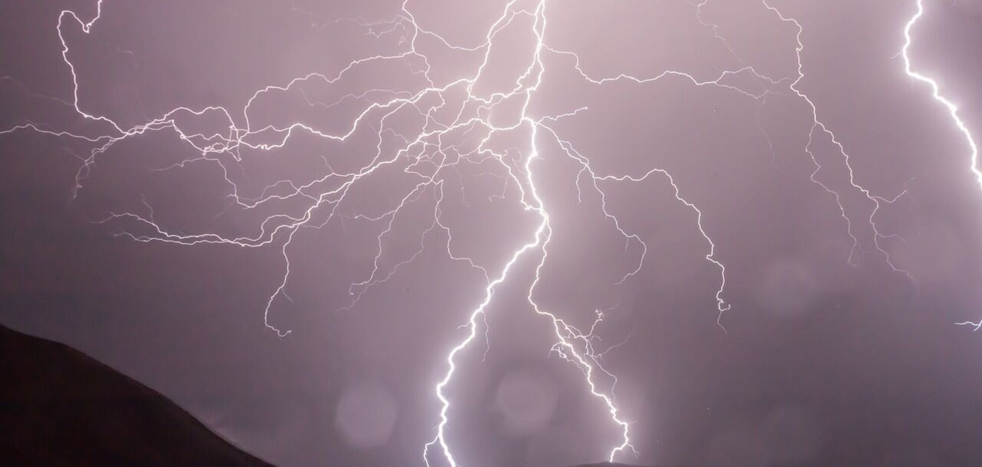 В Україні будуть вирувати грози й смерчі: синоптики попередили про небезпеку і розповіли про зміни клімату