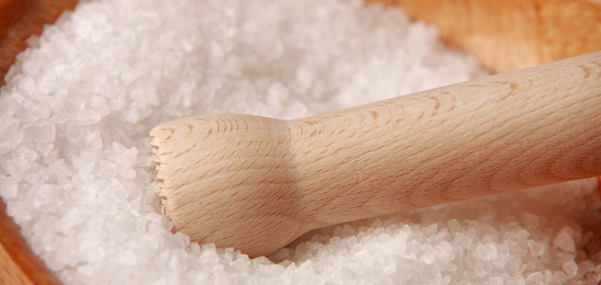 Що буде, якщо споживати велику кількість солі щодня: яка небезпека очікує