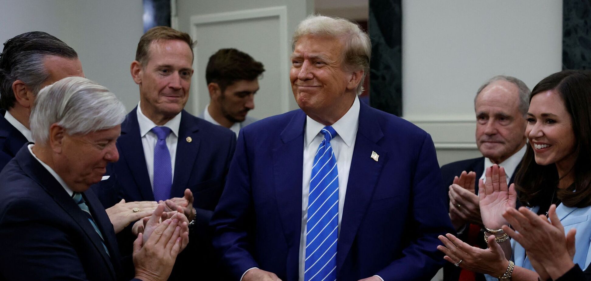 Трамп раскритиковал помощь Украине на закрытой встрече – Reuters