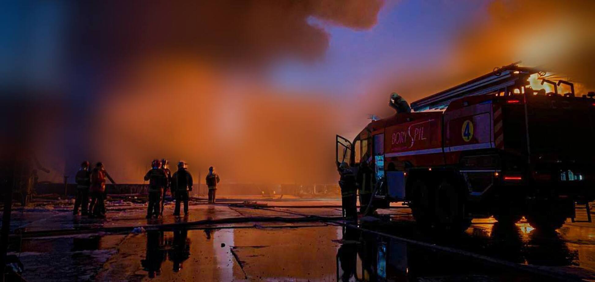 В Киевской области почти 250 спасателей продолжают тушить пожар после обстрела РФ. Фото