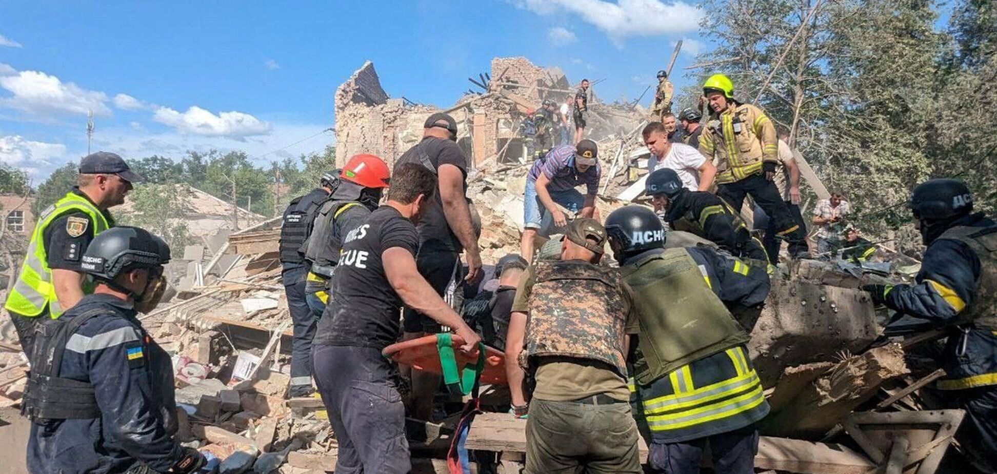Понівечені будинки, авто, дитячі речі: у мережі показали, як виглядає місце ракетного удару РФ по Кривому Рогу. Фото