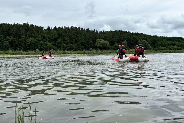 На Буковине третьи сутки продолжаются поиски 15-летнего парня, пропавшего в Днестре: детали трагедии. Фото