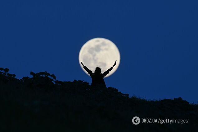 Луна остановится впервые за 18 лет: жители Земли смогут наблюдать редкое явление. Где и когда смотреть