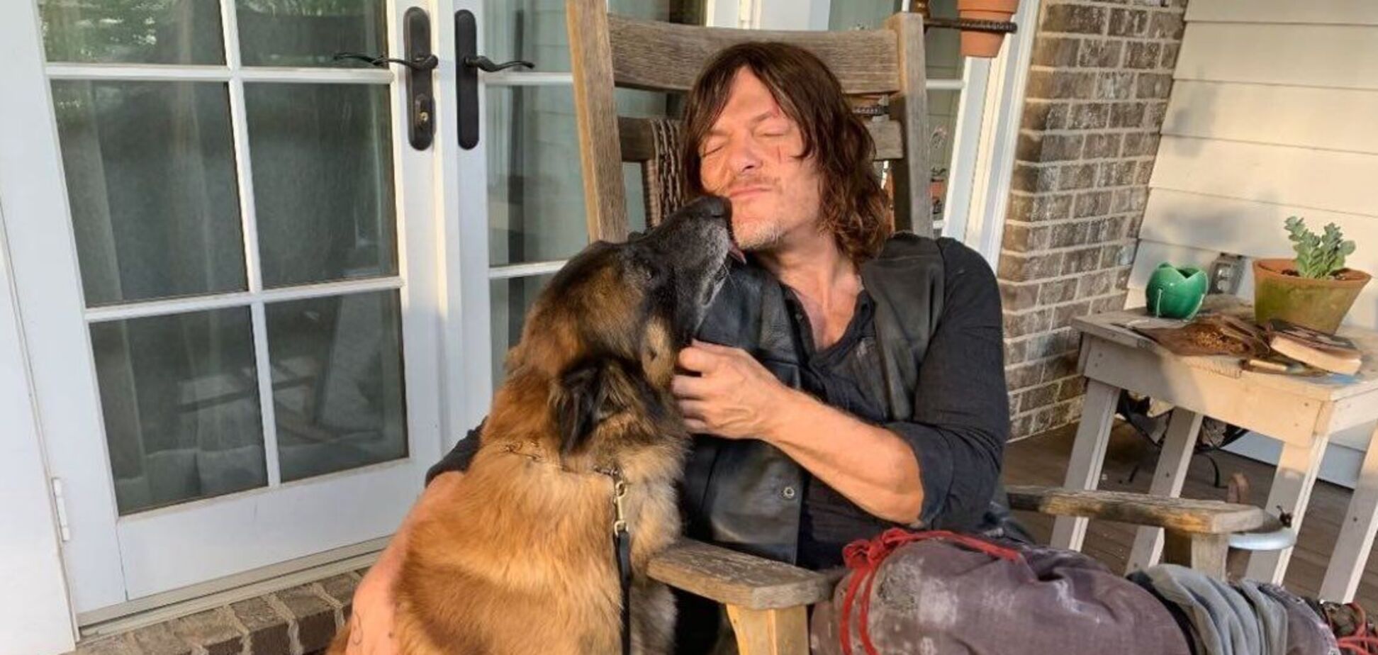 Умер пес Дэрила из сериала 'Ходячие мертвецы': актер показал милые фото с любимцем