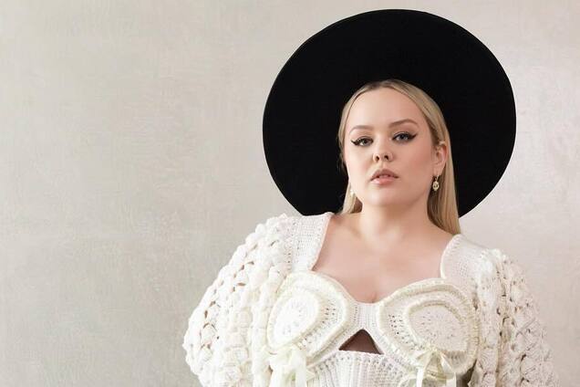 Звезда сериала 'Бриджертоны' Никола Коклан поразила образом с 'идеальной шляпой' от украинского дизайнера Руслана Багинского