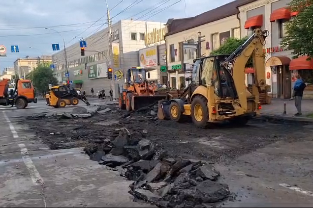 У Києві усувають наслідки пошкодження асфальтного покриття