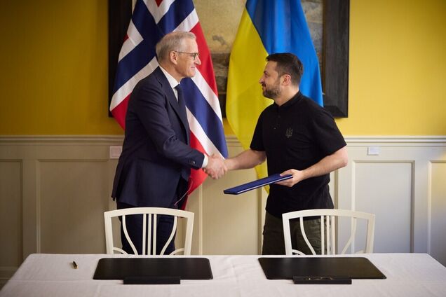 Премьер-министр Норвегии Йонас Гар Стере подписал соглашение о гарантиях безопасности с Украиной