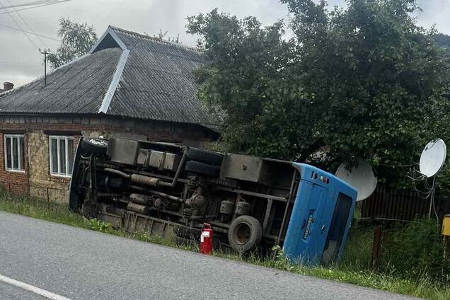 На Закарпатье автобус слетел в кювет, пострадали 11 человек, среди них – ребенок. Фото
