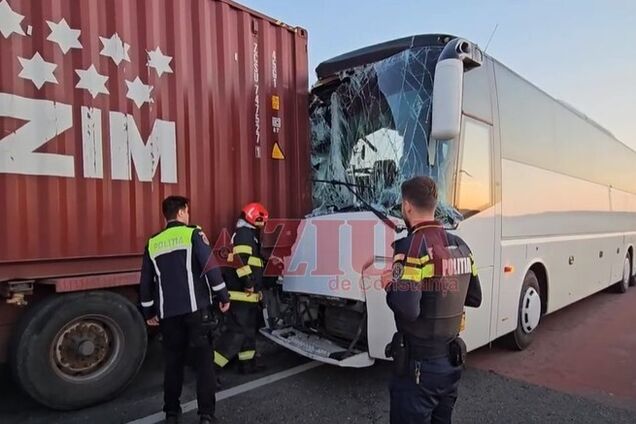 У Румунії автобус із десятками українців потрапив у ДТП, є постраждалі. Фото і відео
